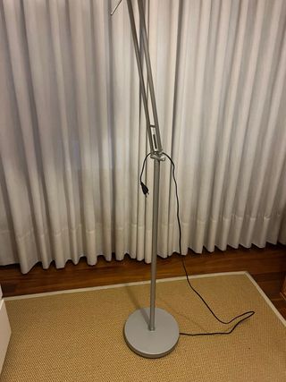 Lámpara de pie de Ikea  gris y blanca