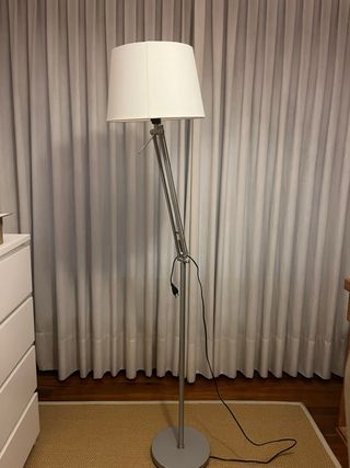 Lámpara de pie de Ikea  gris y blanca