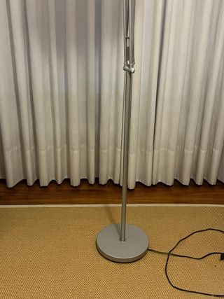 Lámpara de pie de Ikea  gris y blanca
