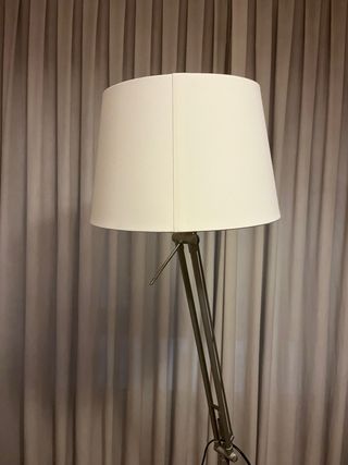 Lámpara de pie de Ikea  gris y blanca