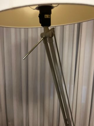 Lámpara de pie de Ikea  gris y blanca