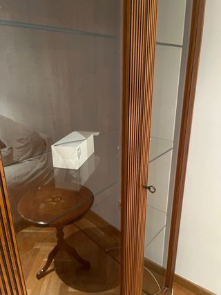 Mueble de salón vitrina madera y cristal.