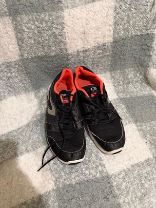 Zapatillas deportivas Kalenji negras y naranjas
