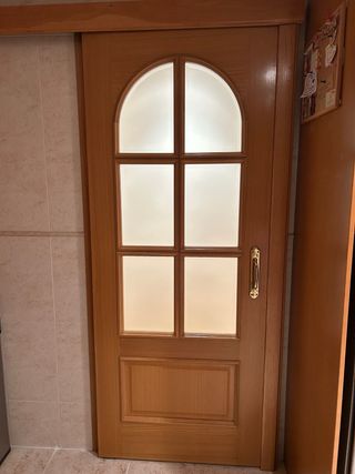 Puerta corredera de madera con cristal 82’5x2’03