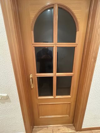 Puerta corredera de madera con cristal 82’5x2’03