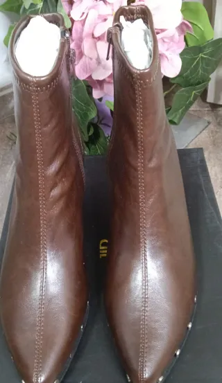 Botas marrones con tachuelas