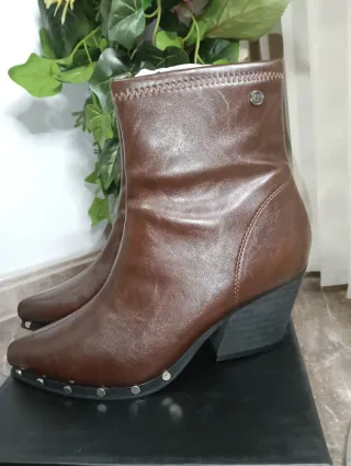 Botas marrones con tachuelas