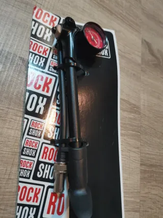Hinchador Rock Shox con manómetro