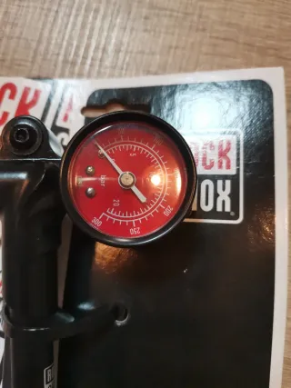 Hinchador Rock Shox con manómetro