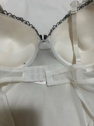 Body con sujetador bordado blanco y negro