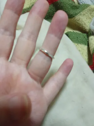 Anillo plateado con piedra roja