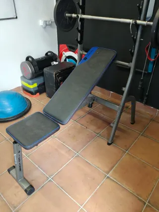 Banco de pesas para gimnasio.