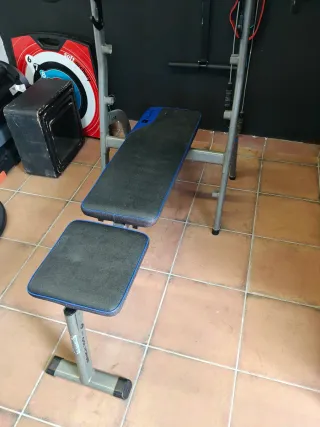 Banco de pesas para gimnasio.