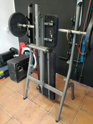 Banco de pesas para gimnasio.