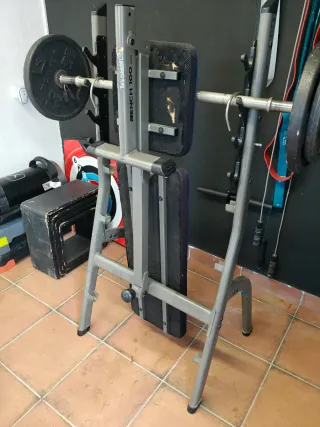 Banco de pesas para gimnasio.