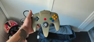 Consola Nintendo 64 + 4 mandos y 2 juegos