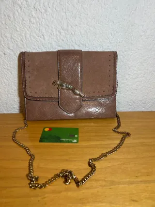 Bolso de hombro con cadena dorada