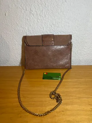 Bolso de hombro con cadena dorada
