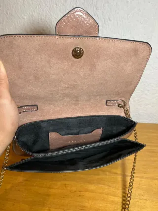 Bolso de hombro con cadena dorada