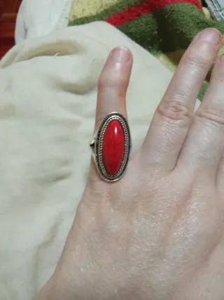 Anillo plateado con piedra roja ovalada