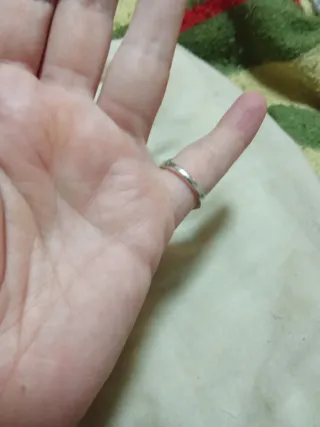 Anillo plateado con piedra roja ovalada