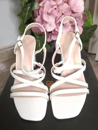 Sandalias blancas de tacón