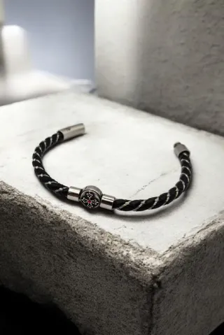 Pulsera Cruz de Lyon-cuero trenzado y acero