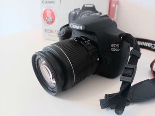 Cámara Canon EOS 1200D con caja