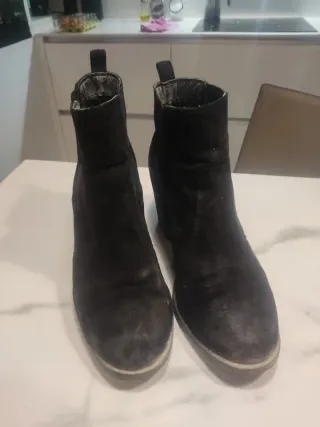 Botines ante tacón ancho bajo