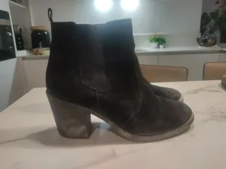 Botines ante tacón ancho bajo