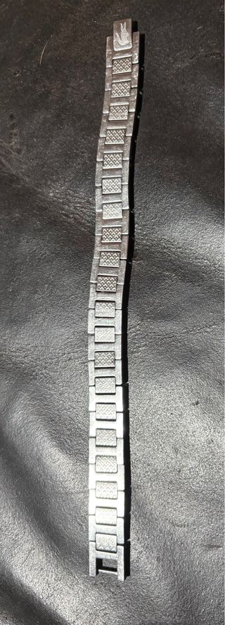 Pulsera plateada con diseño