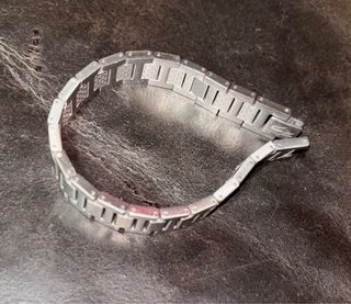 Pulsera plateada con diseño