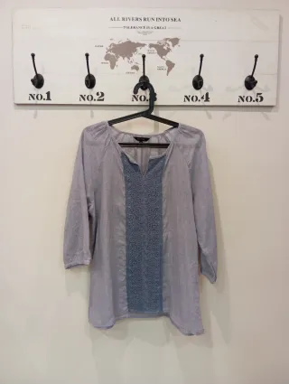 Blusa gris y azul con detalles de encaje