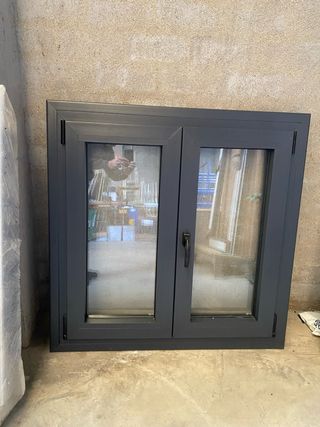 Ventana de pvc gris