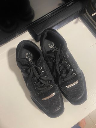 Tenis negros Gioseppo