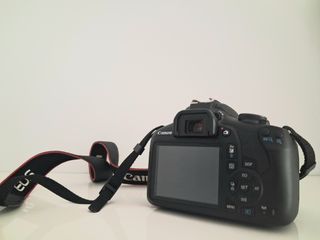 Cámara Canon EOS 2000D con objetivo del kit