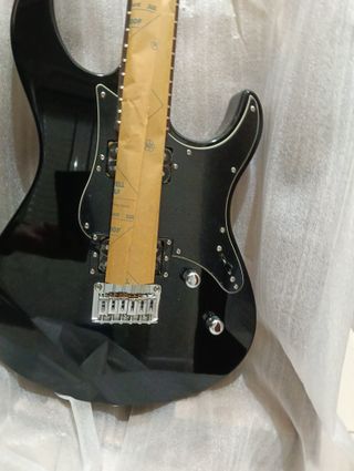 Chitarra Elettrica Yamaha Pacifica 120h + rivista