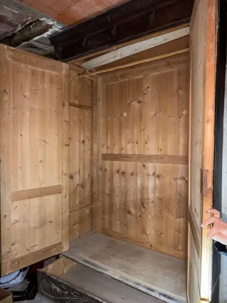 Armario de madera antiguo.