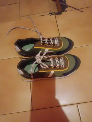 Zapatillas deportivas marrones y verd,talla 34