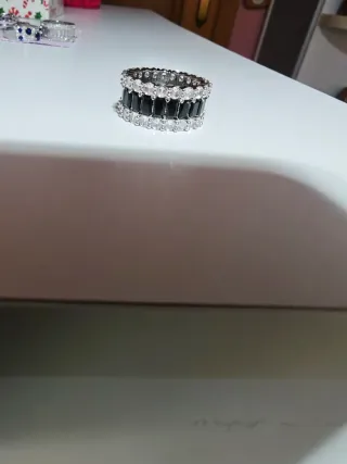 Anillo Circonitas Negras y Plateado