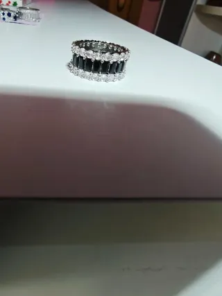 Anillo Circonitas Negras y Plateado