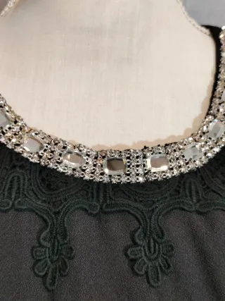 Vestido negro encaje pedrería plata