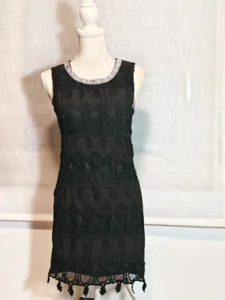Vestido negro encaje pedrería plata