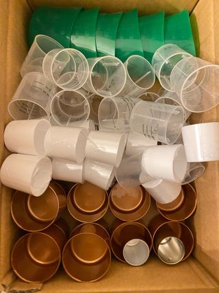 Tapones de plástico verdes y transparentes