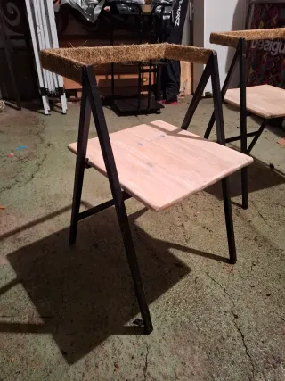 Juego de 4 Sillas de Madera y Metal