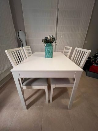 Tavolo da pranzo bianco Ikea con sedie