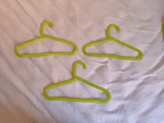 Lote 38 perchas azules , 38 verdes y 38 naranjas.