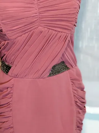 Vestido corto ceñido rosa y dorado