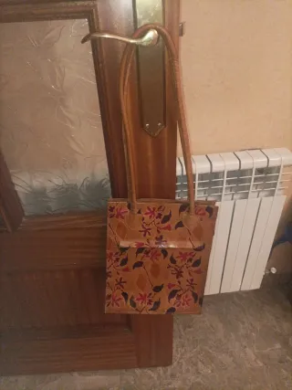 Bolso de piel con estampado floral