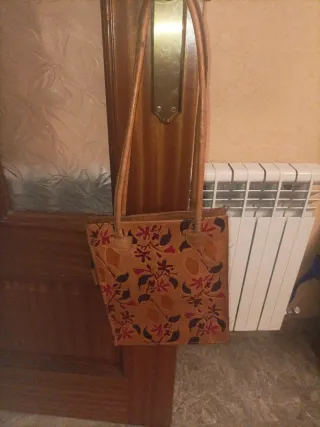 Bolso de piel con estampado floral